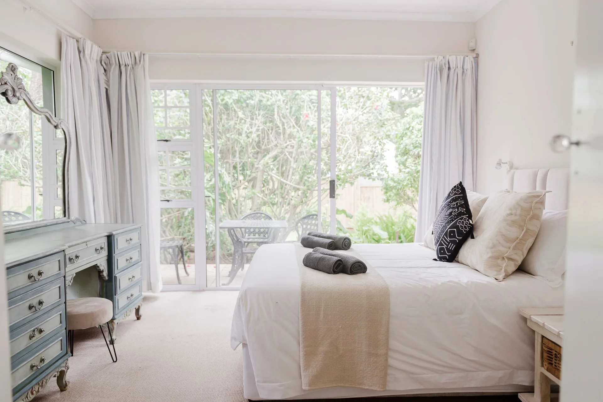Deja Blue two-bedroom unit at Amblewood Guest House, Kenton-on-Sea